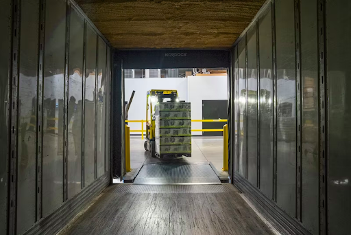 Mechanizacja zyskuje na popularności w dużych dystrybucyjnych magazynach logistycznych.